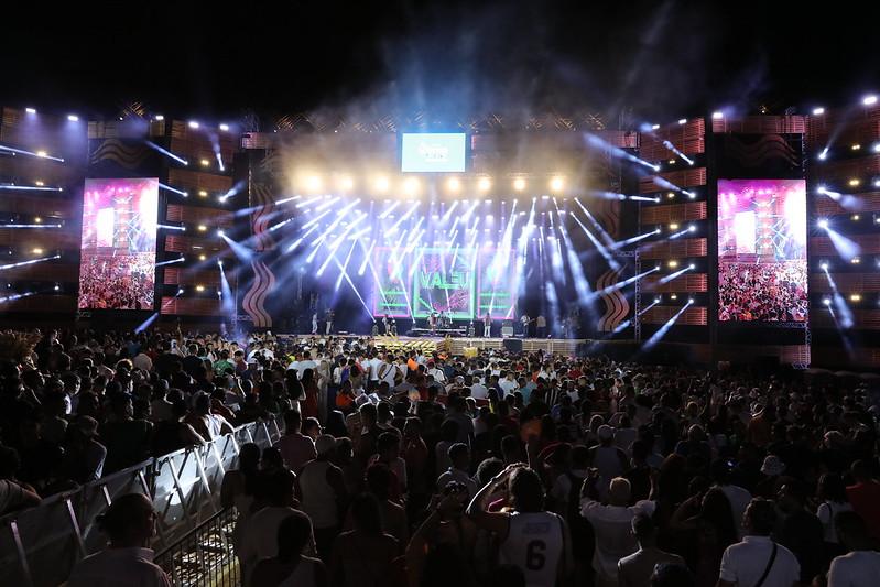 Réveillon 2024 reúne mais de 100 mil pessoas no Parque Amazonino Mendes