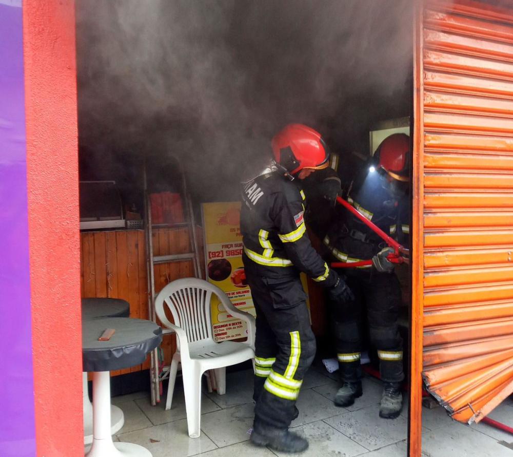 Bombeiros impedem propagação de incêndio em lanchonete no bairro Betânia