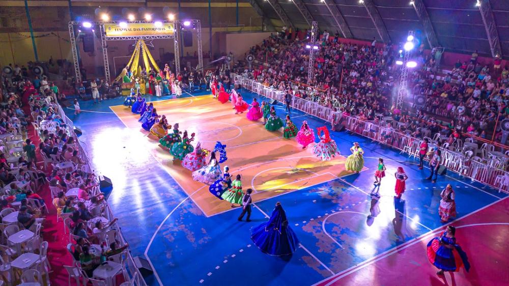 Em Parintins, público lota ginásio Elias Assayag para celebrar o 22° Festival das Pastorinhas