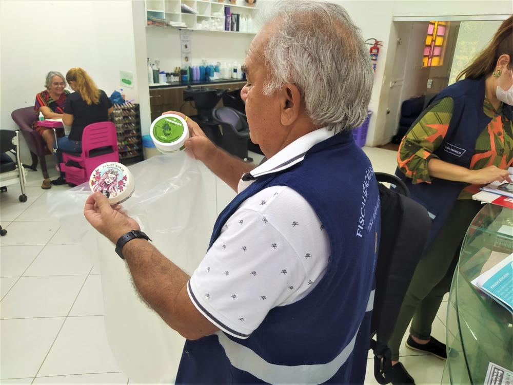 Visa Manaus alerta sobre perigos do uso de pomadas modeladoras para o cabelo após ocorrências em outros estados