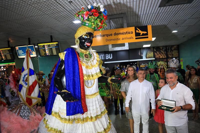 Kamélia recebe a ‘chave da cidade’ e abre oficialmente o Carnaval de Manaus 2024 