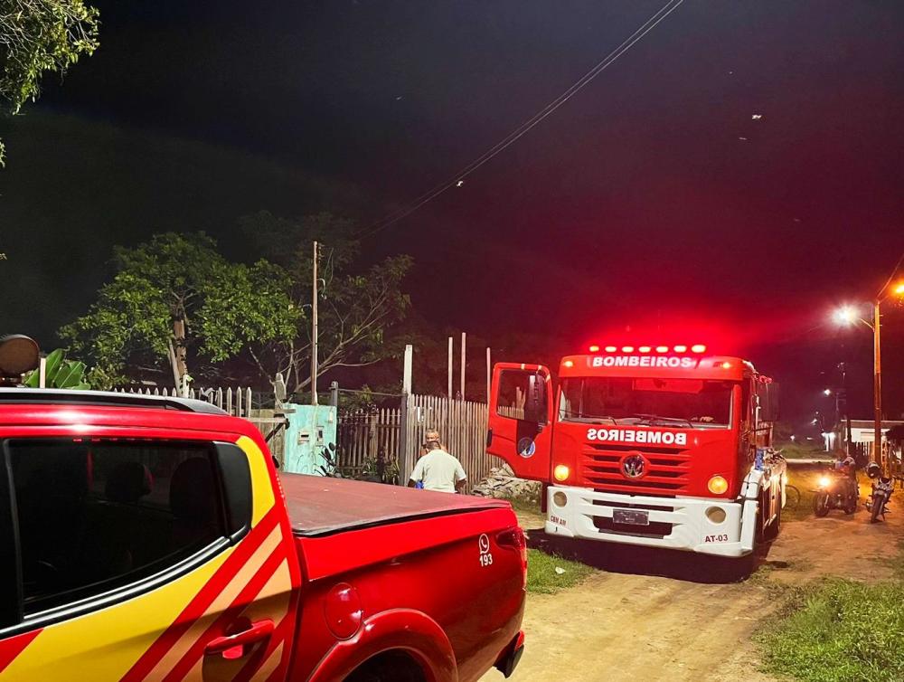 Em Parintins, Corpo de Bombeiros combate incêndio em residência de alvenaria