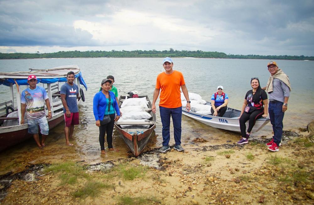 Na zona rural, Mateus Assayag participa da entrega de 13 toneladas de pescado