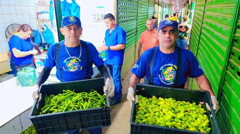 Sepror entrega 1,5 tonelada de alimentos coletados em feiras da capital a famílias em vulnerabilidade