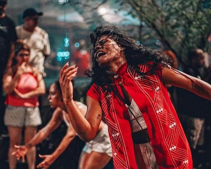 Bailarina do Corpo de Dança do Amazonas se destaca no carnaval carioca representando os povos Yanomami