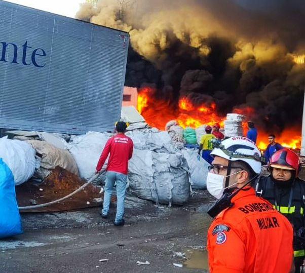 Em menos de 30 minutos, bombeiros combatem incêndio de grande proporção em fábrica de gerenciamento de resíduos