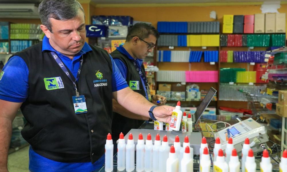 Em cinco dias, Ipem-AM apreende quase 4 mil artigos escolares irregulares no comércio de Manaus