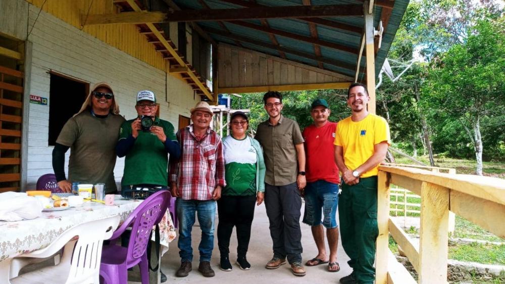 Fiscais da Sedema Parintins acompanham a visita da equipe da Globonews à Vila Amazônia