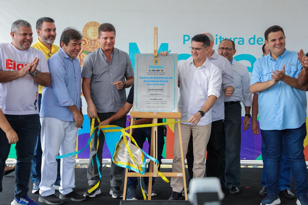 Prefeito David Almeida entrega Cras totalmente revitalizado aos moradores do bairro Colônia Terra Nova
