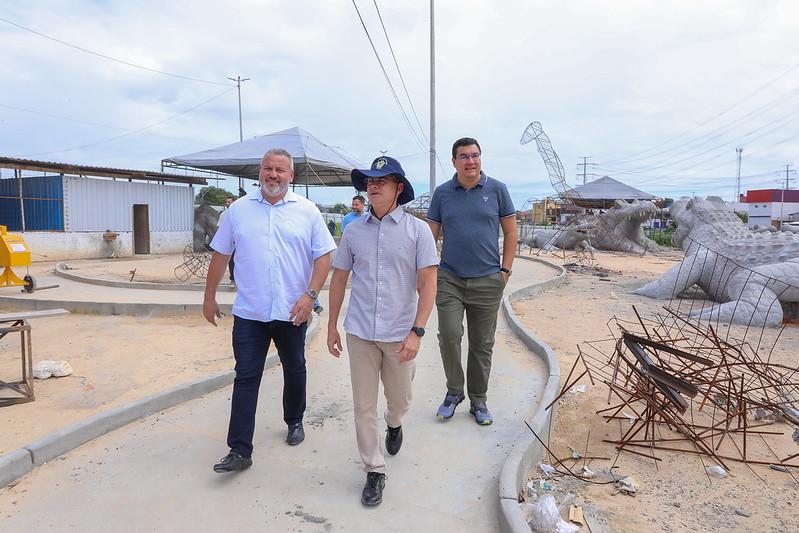 David Almeida fiscaliza serviços de concretagem na etapa cênica do parque Amazonino Mendes