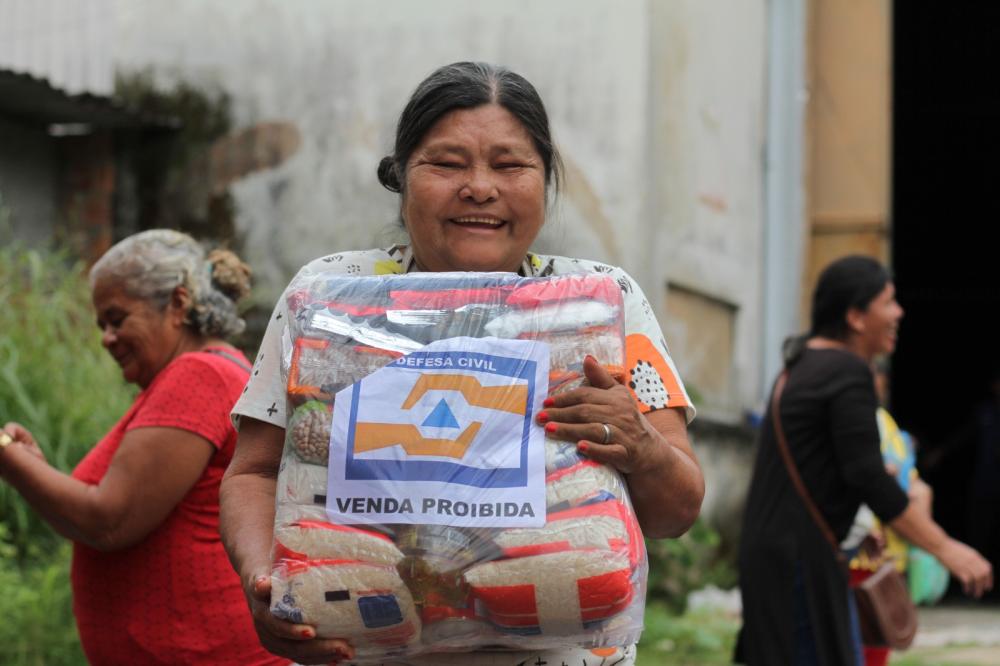 Prefeitura de Manaus entrega cestas básicas para 73 famílias no Mauazinho