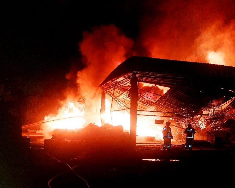 Corpo de Bombeiros combate incêndio de grande proporção em fábrica de colchões no bairro Distrito