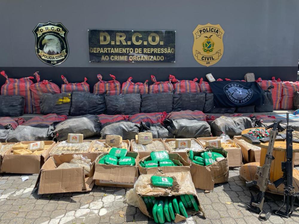 Operação prende trio e apreende 2,8 toneladas de drogas, armamentos e uma lancha