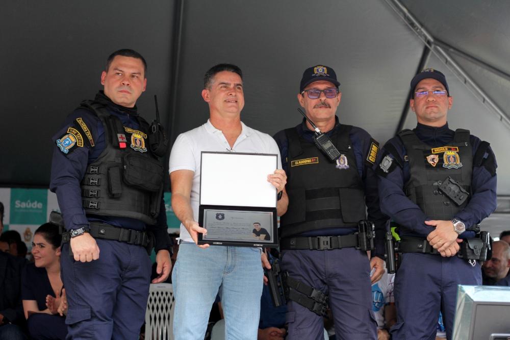 Guarda Municipal homenageia prefeito David Almeida em reconhecimento à valorização da corporação