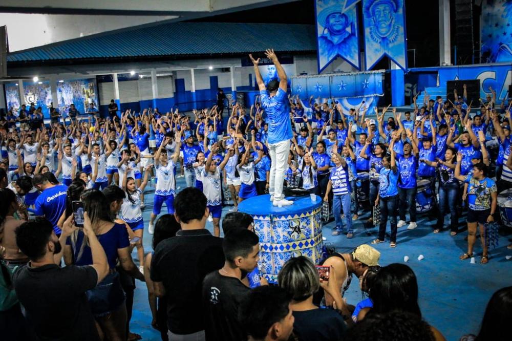 Boi Caprichoso empolga durante ensaio em Parintins e emociona no Carnaboi em Manaus