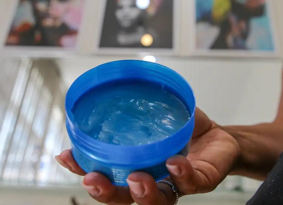 Saúde e Anvisa reforçam alerta sobre uso de pomada capilar no carnaval