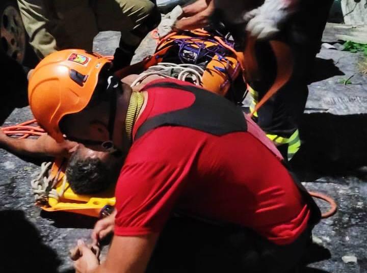 Bombeiros resgatam homem que caiu de barranco de 60 metros de altura no bairro Jorge Teixeira