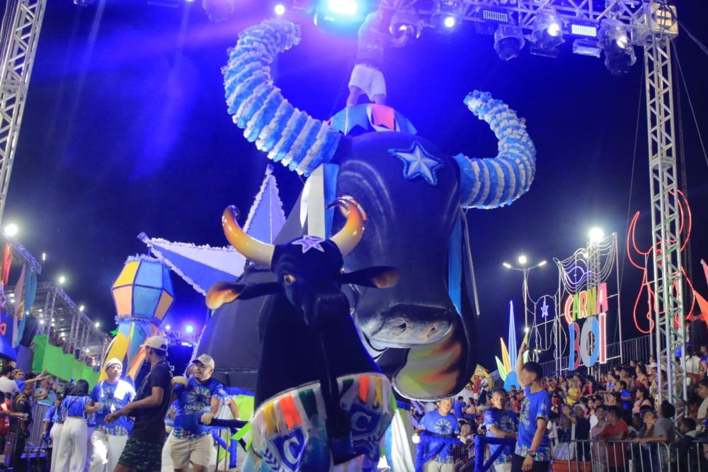 Em Parintins, Boi Caprichoso emociona e leva multidão para o Carnaboi 2024