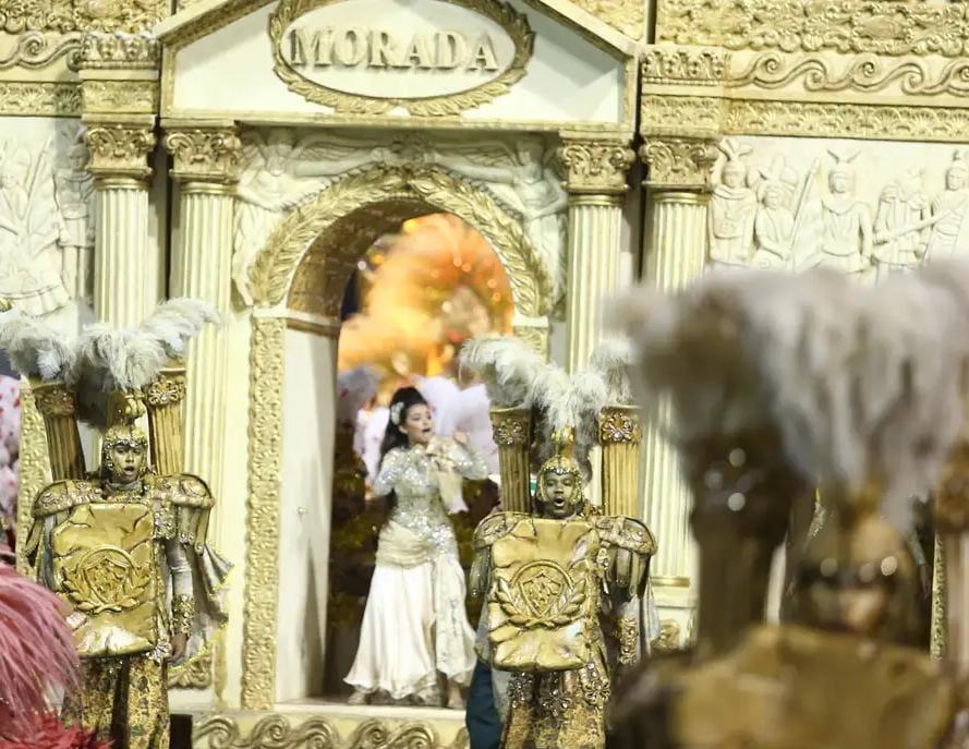 Escolas de samba campeãs desfilam hoje no sambódromo em SP