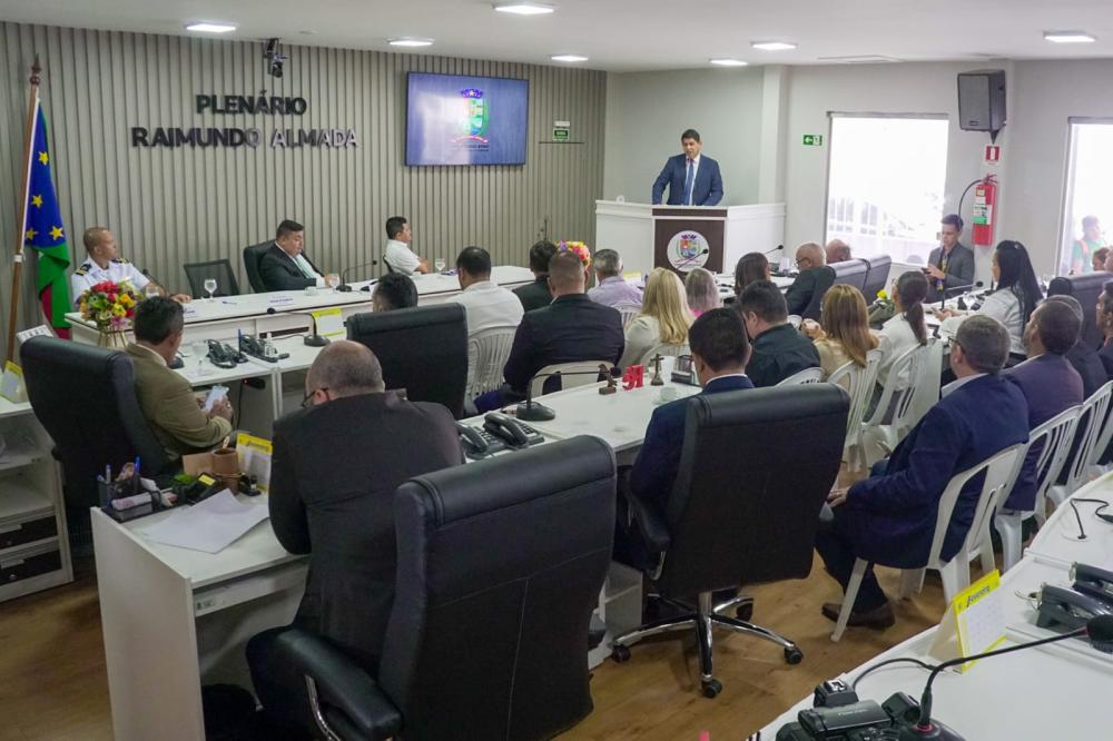 Bi Garcia enaltece avanços no municipio de Parintins na leitura de sua última mensagem anual como prefeito.