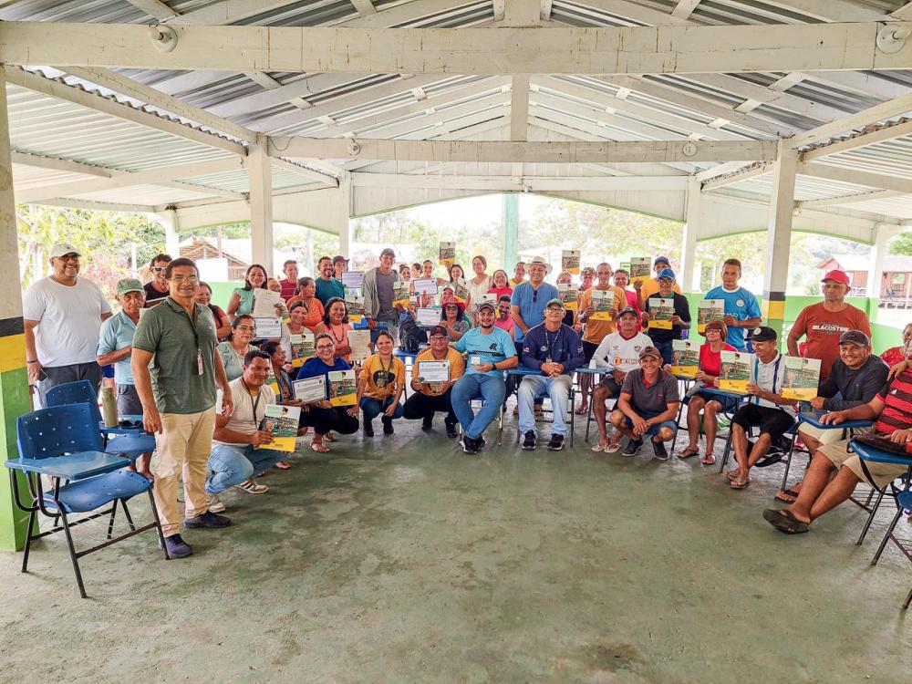 Idam auxilia produtores rurais de Boa Vista do Ramos na entrega de 41 documentos para atuação na meliponicultora