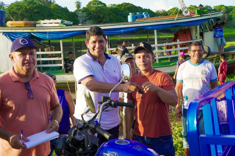 Bi Garcia entrega veículo para escoamento da produção e anuncia investimentos para o Parintinzinho