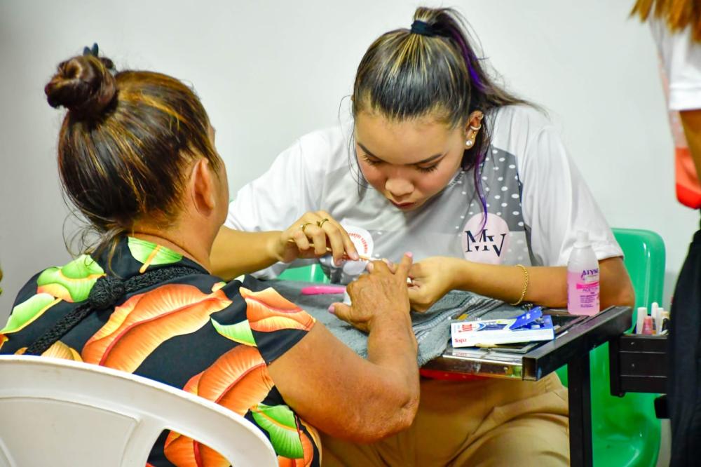 Semana da Mulher: ação de beleza eleva a auto-estima de mulheres do Boi Garantido
