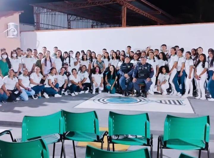 Ronda Maria da Penha realiza palestra sobre violência para alunos do Instituto Biomed, em Parintins