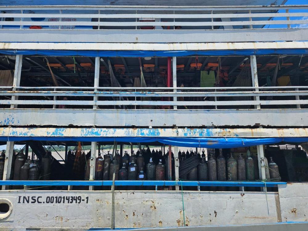 Base Arpão 1: Policiais apreendem 127 cilindros de oxigênio e embarcação avaliados em mais de R$ 3 milhões