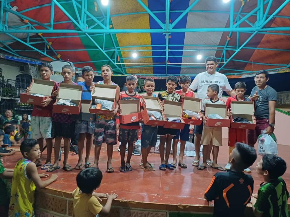 Bi Garcia entrega materiais esportivos aos vencedores da 1ª Copa de Férias Pichita Cohen
