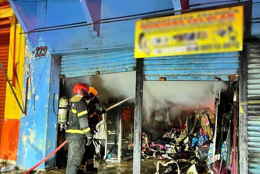 No Centro, bombeiros combatem incêndio em comércio e evitam propagação para outras dez lojas