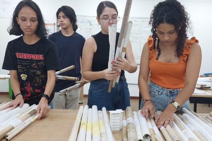 Universitários catalogam mais de 300 projetos da mapoteca doada pela prefeitura à Ufam