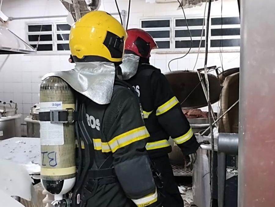 Corpo de Bombeiros socorre trabalhador com queimadura após explosão de panela de pressão industrial