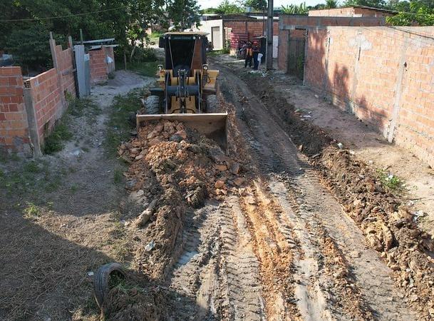 Prefeitura de Manaus atende solicitação dos moradores no bairro Lago Azul e inicia serviço de terraplanagem