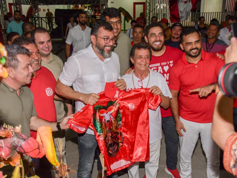 “Parabéns, parabéns!”, diz Wilson Lima a Fred e Marialvo, pelas obras realizadas na Cidade Garantido, em Parintins