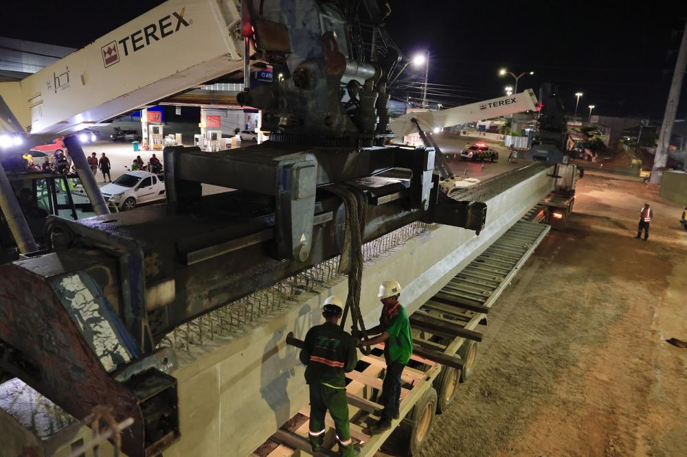 Prefeitura inicia transporte e implantação de 21 vigas que vão dar sustentação ao complexo viário Rei Pelé