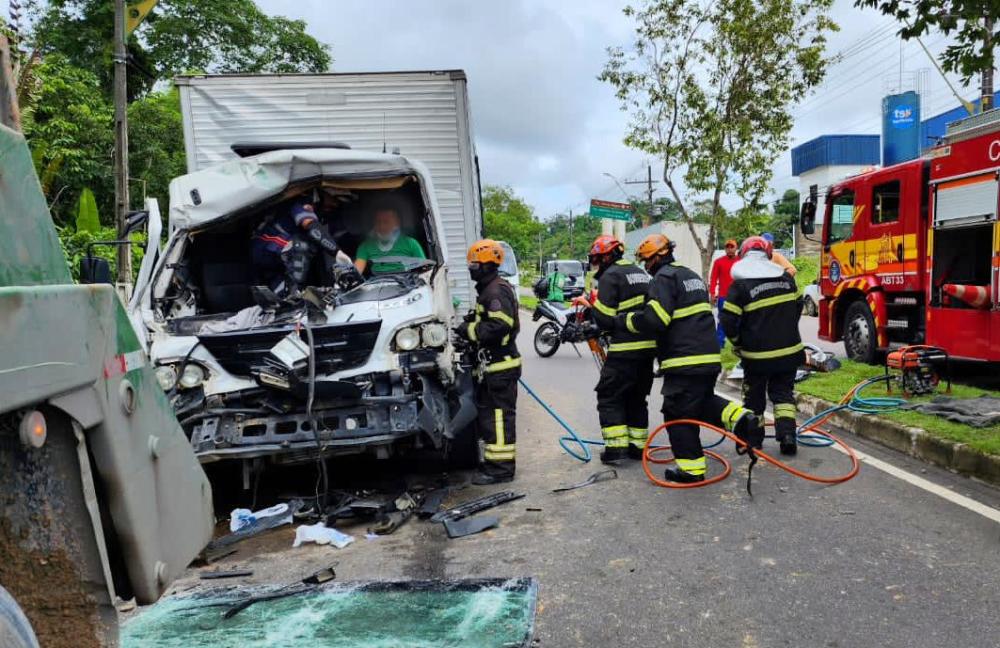 Corpo de Bombeiros resgata duas vítimas presas nas ferragens de caminhão na avenida do Futuro