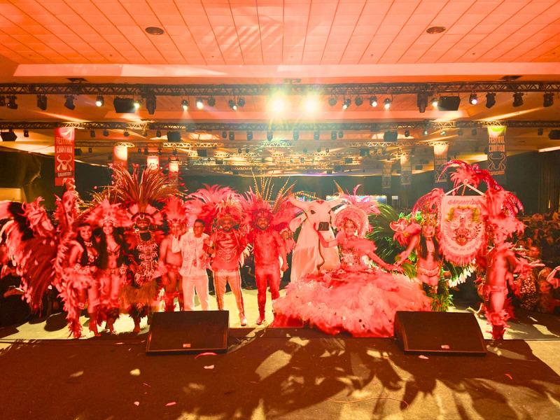 Curitiba para emocionada e canta “meu coração é vermelho” como se tivesse no bumbódromo