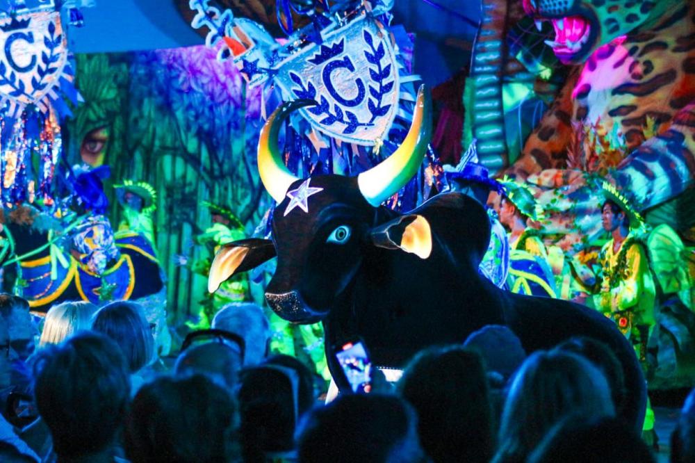 Boi Caprichoso encanta turistas internacionais em último show da temporada