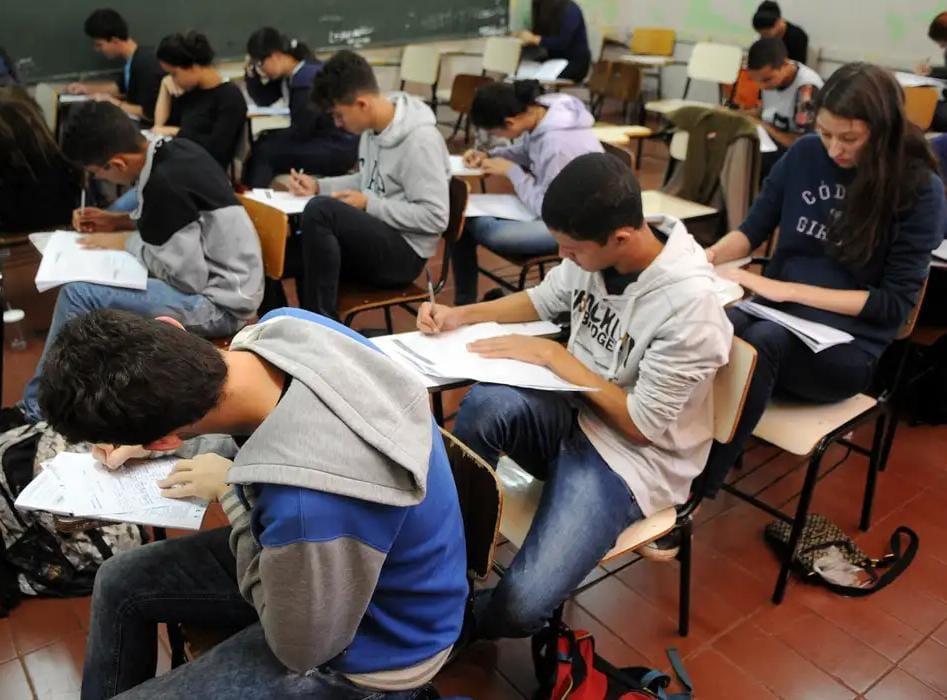 PÉ-DE-MEIA: estudantes nascidos entre julho e agosto recebem benefício nesta segunda-feira (1°)