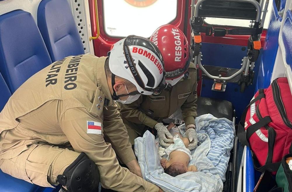 Bombeiros resgatam recém-nascido deixado dentro de uma caixa de papelão