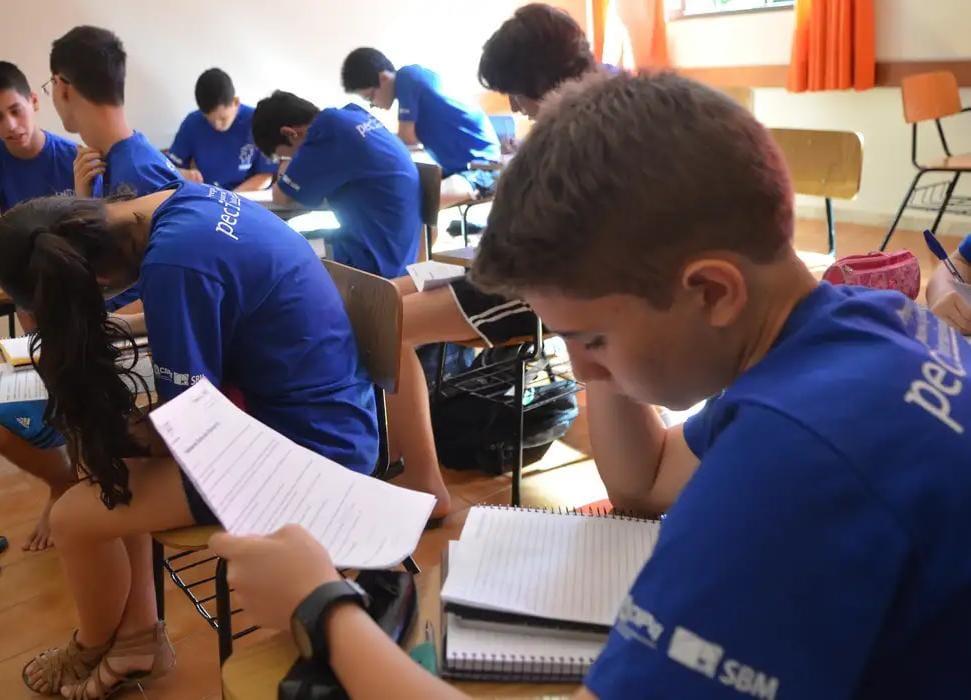 PÉ-DE-MEIA: estudantes nascidos entre setembro e outubro recebem benefício nesta terça-feira (2)