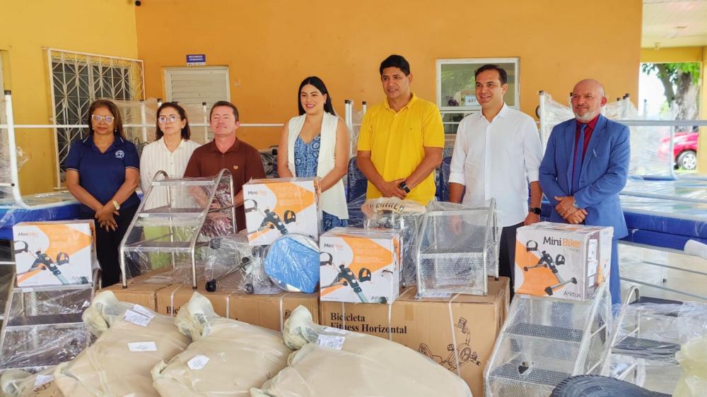 Bi Garcia entrega equipamentos de saúde em parceria com deputada Mayra Dias