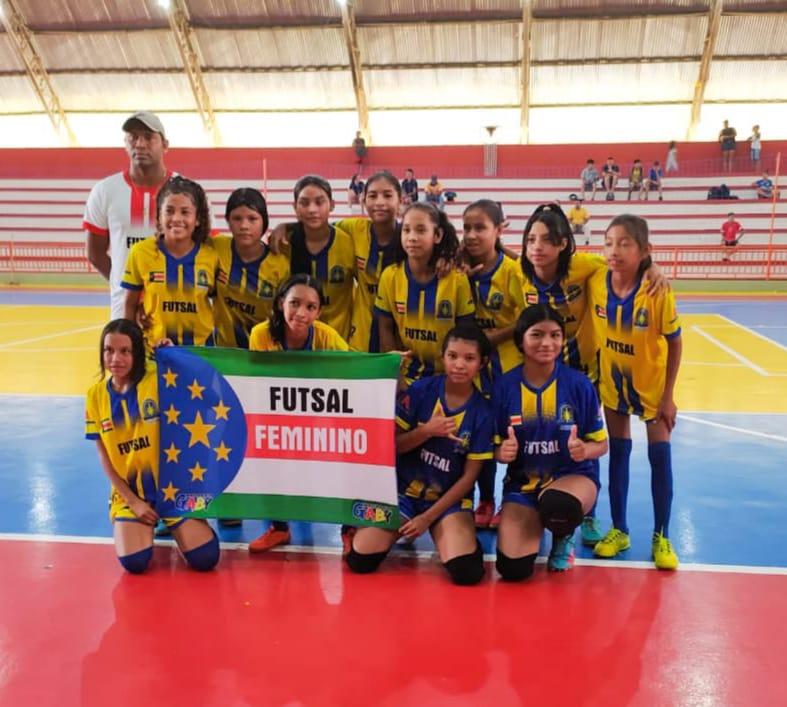 Futsal Feminino da Escola Municipal Luz do Saber estreia no JEPs carregando troféu de campeã