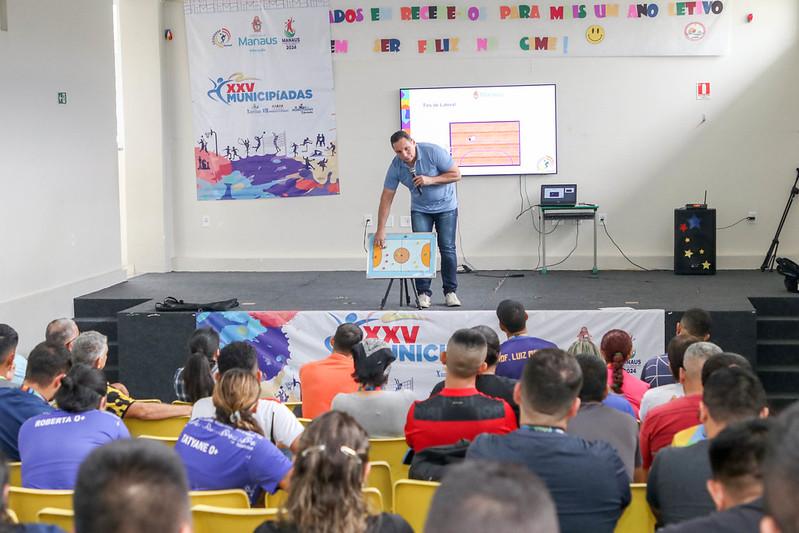 Professores da rede municipal recebem atualização em Clínica de Arbitragem de Futsal, Handebol e Voleibol