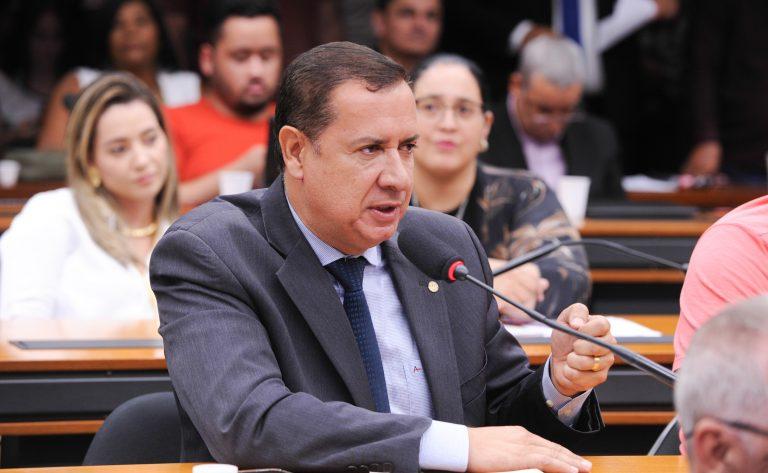 Projeto permite uso de recursos do Salário-Educação para compra de uniforme escolar