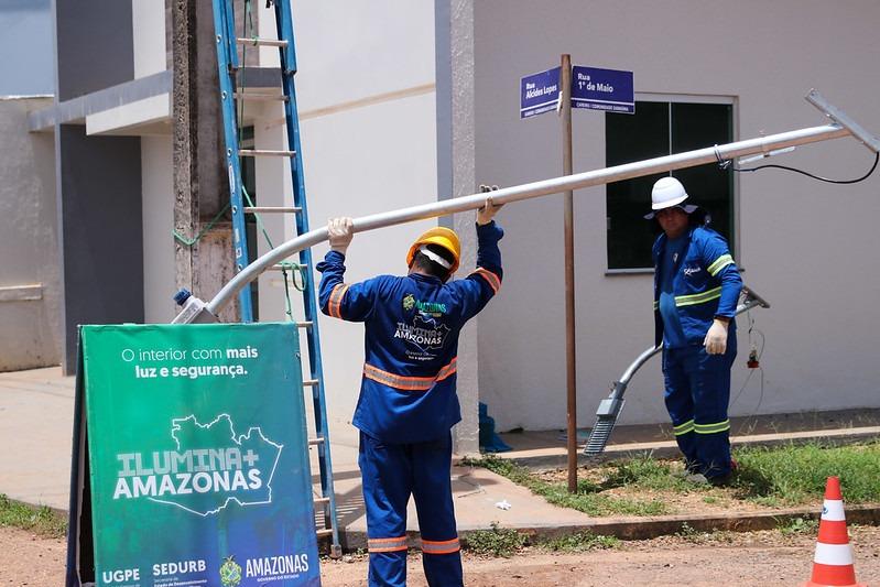 Governo do Amazonas leva unidade do Projeto Água Boa e luminárias de LED para comunidade do Careiro Castanho