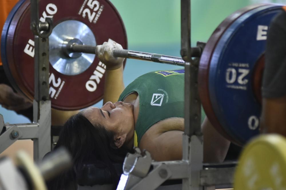 Atleta do Bolsa Esporte Estadual é convocada para etapa mundial de halterofilismo