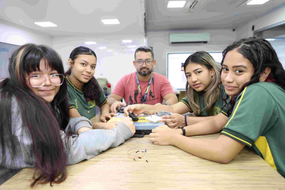 Em laboratório móvel de engenharia, alunos de escola estadual desenvolvem programação de equipamentos