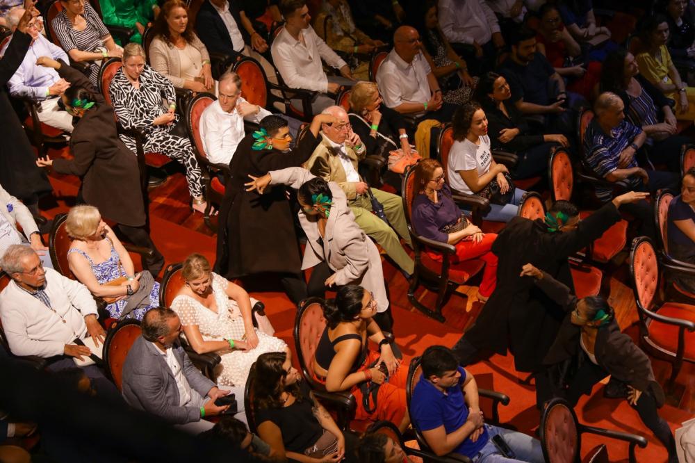 Estreia de ‘Carmina Burana’ na Temporada dos Corpos Artísticos encanta amazonenses e turistas no Teatro Amazonas